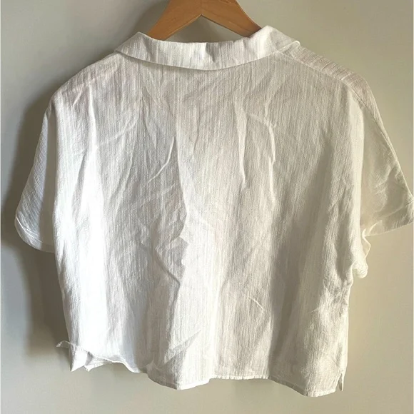 Vintage cropped style white button up top - Picture 2 of 6